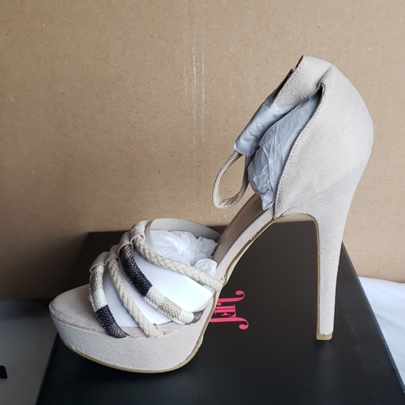 High Heel Shoes - Picture 5 of 8